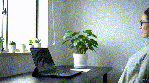 PCでオンライン受講する女性の画像